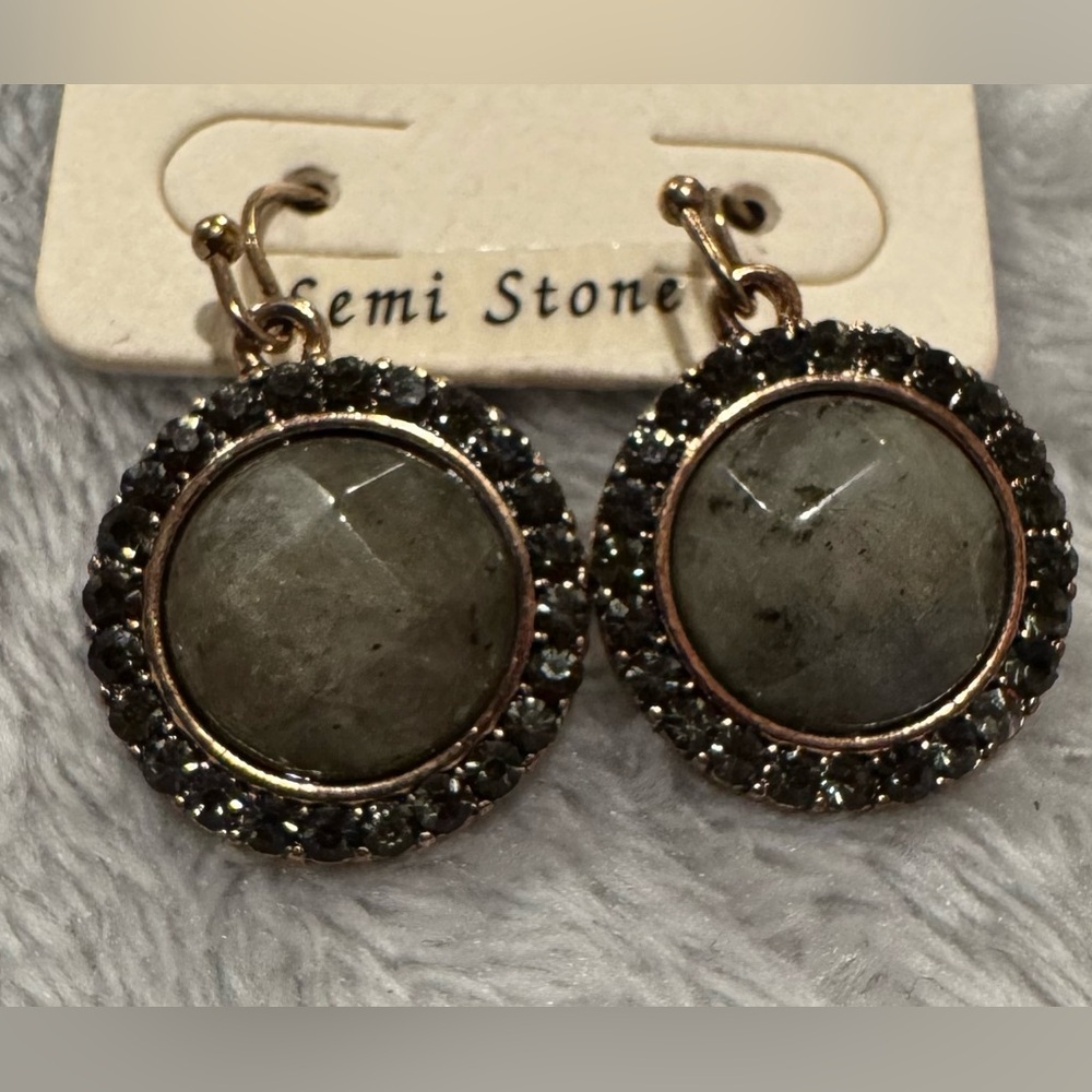 Good warring with semi gray stone